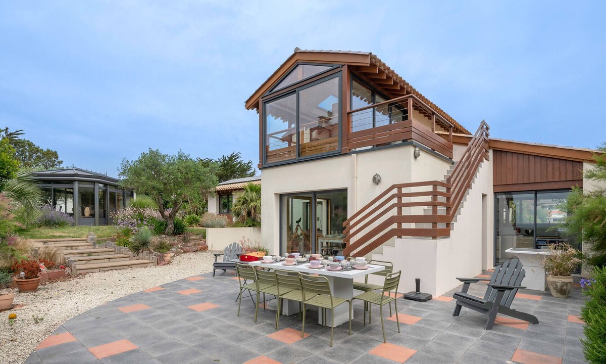 Prefailles House | Seafront villa for 10 adults and 1 child