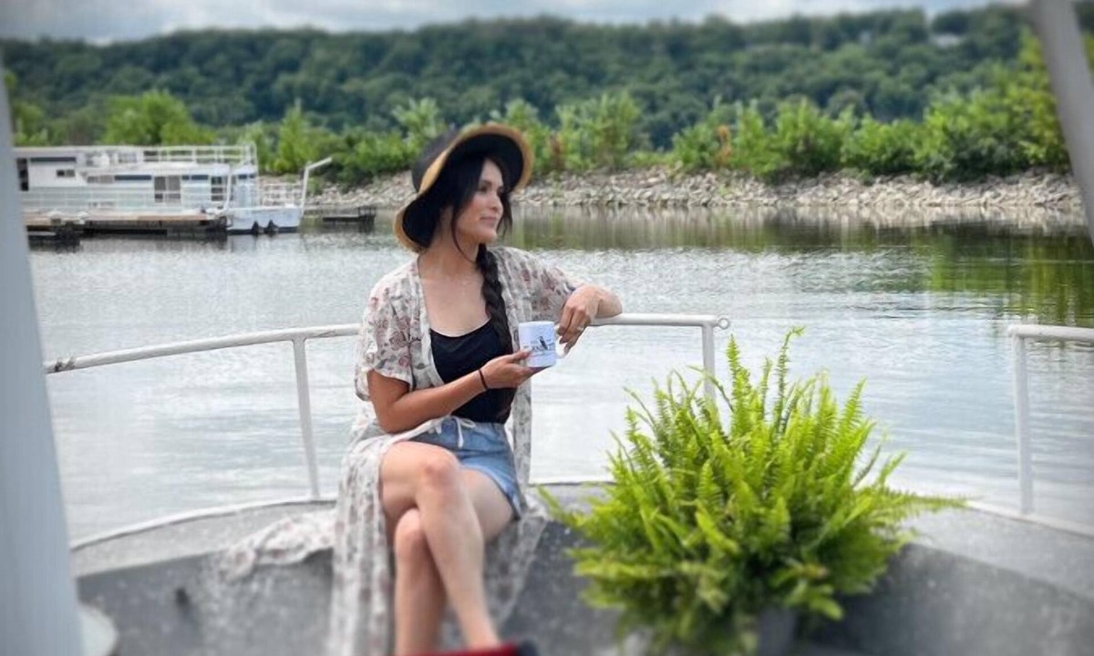 Sabula Boat Rental | Seagull Bungalow in the Harbor