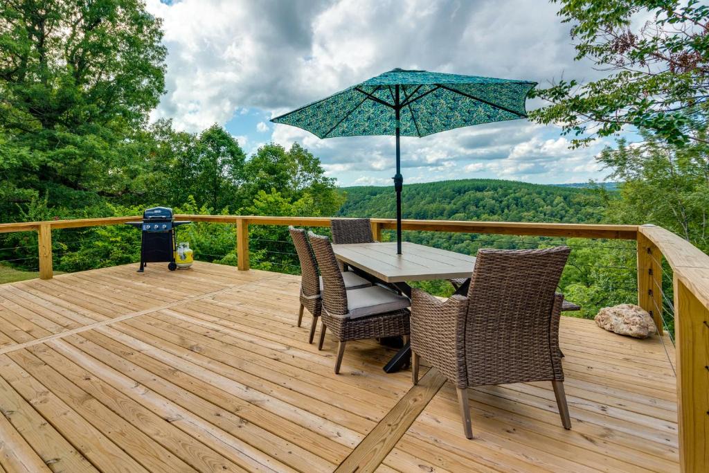 Searcy House | Searcy Vacation Rental w/Deck & Water Views!