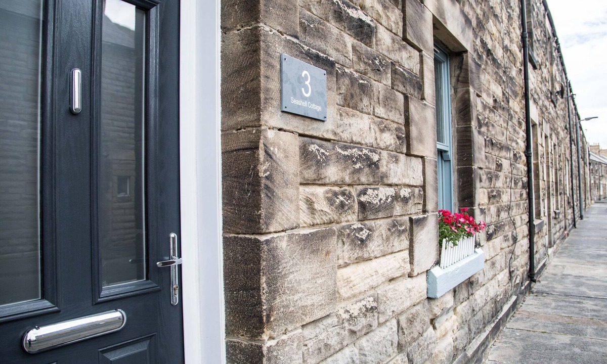 Amble Cottage | SEASHELL COTTAGE, pet friendly, country holiday cottage in Amble