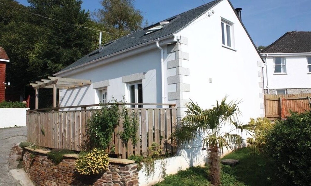 Helford Passage Cottage | 'Seashells' Sleeps 2, WiFi, shared pool, close to beach, river, coast path