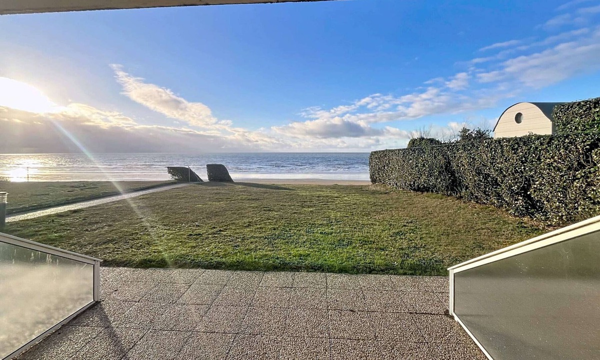 Jullouville Apartment | Seaside apartment with 2 bedrooms and parking