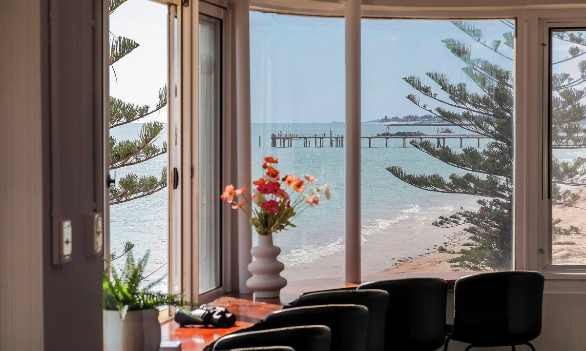 Glenelg South Apartment | Seaside Bliss - Glenelg South 3BDR 1BTH