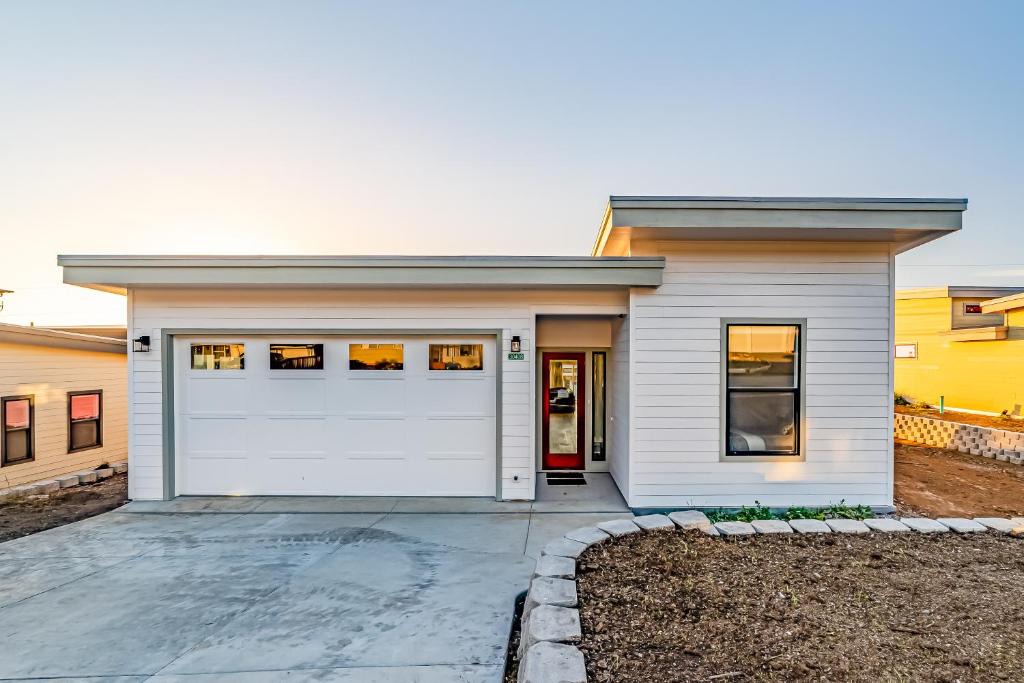 Gold Beach House | Seaside Breeze