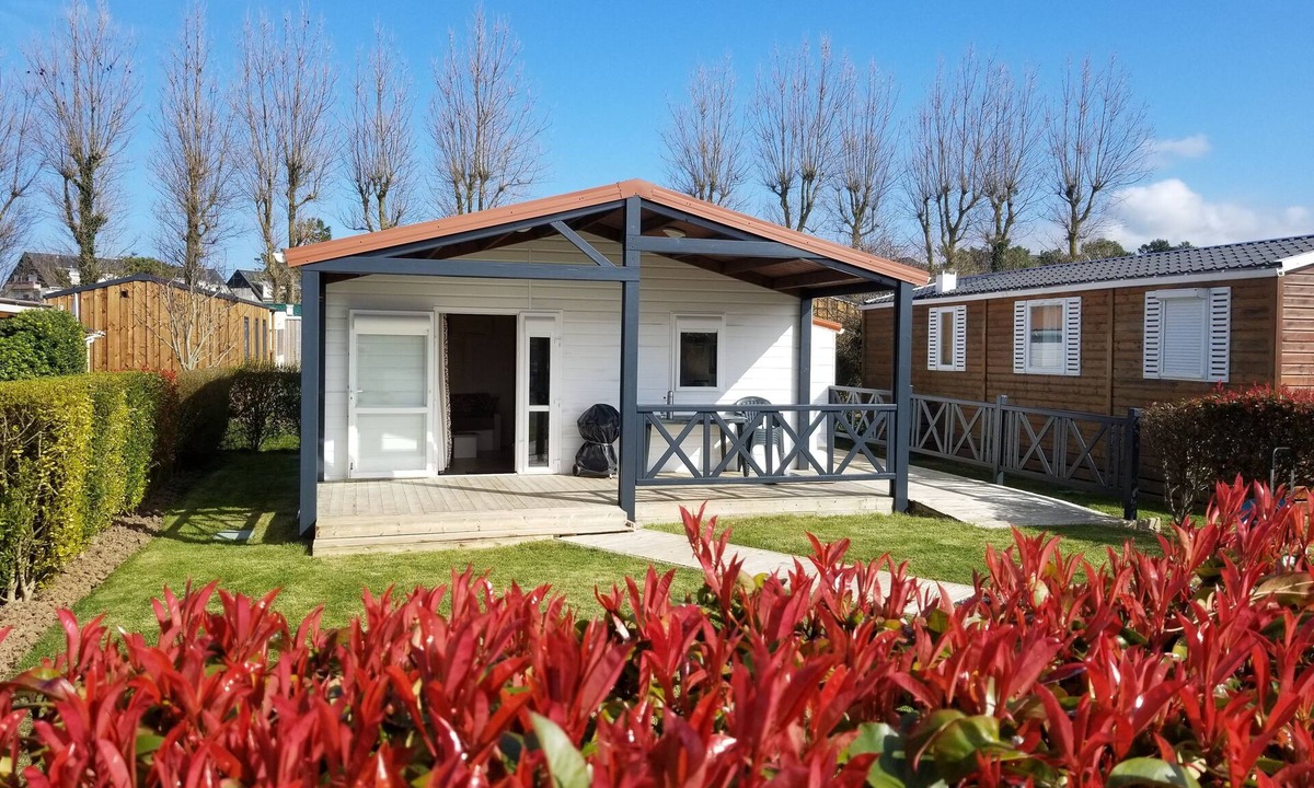 Grandcamp-Maisy Ski Chalet | Seaside chalet on the landing beaches, indoor swimming pool