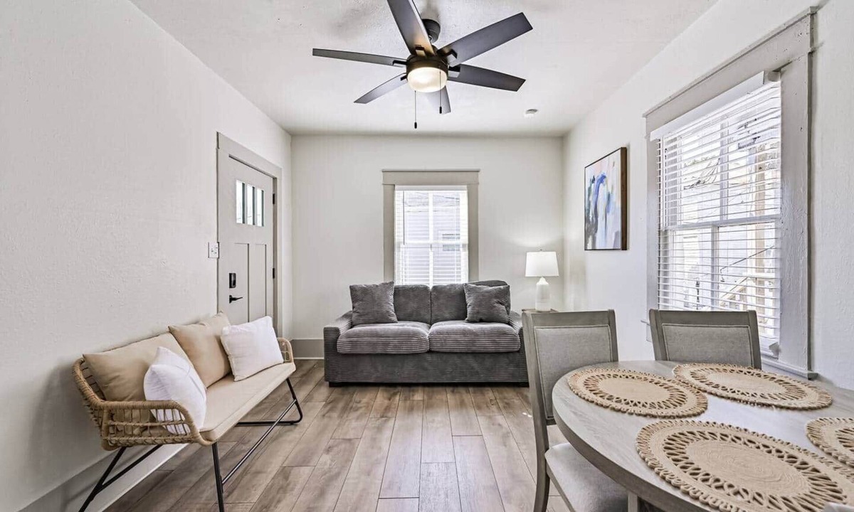 South Houston Cottage | Seaside Cottage-Walk 2 Beach! Close 2 Attractions!