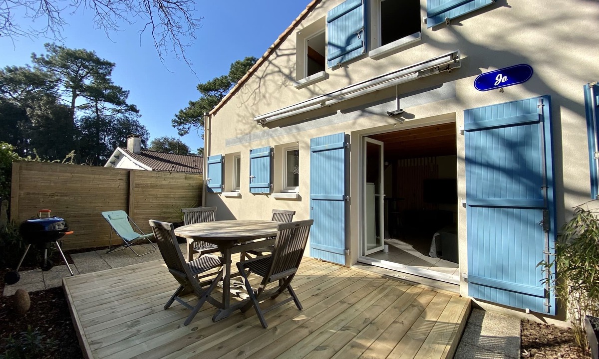 Jard-sur-Mer House | Seaside getaway - beach 200m away - bed linen included