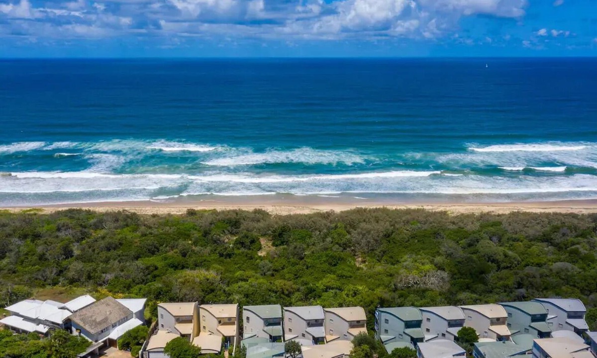Castaways Beach House | Seaside Home- Direct beach access & pet friendly
