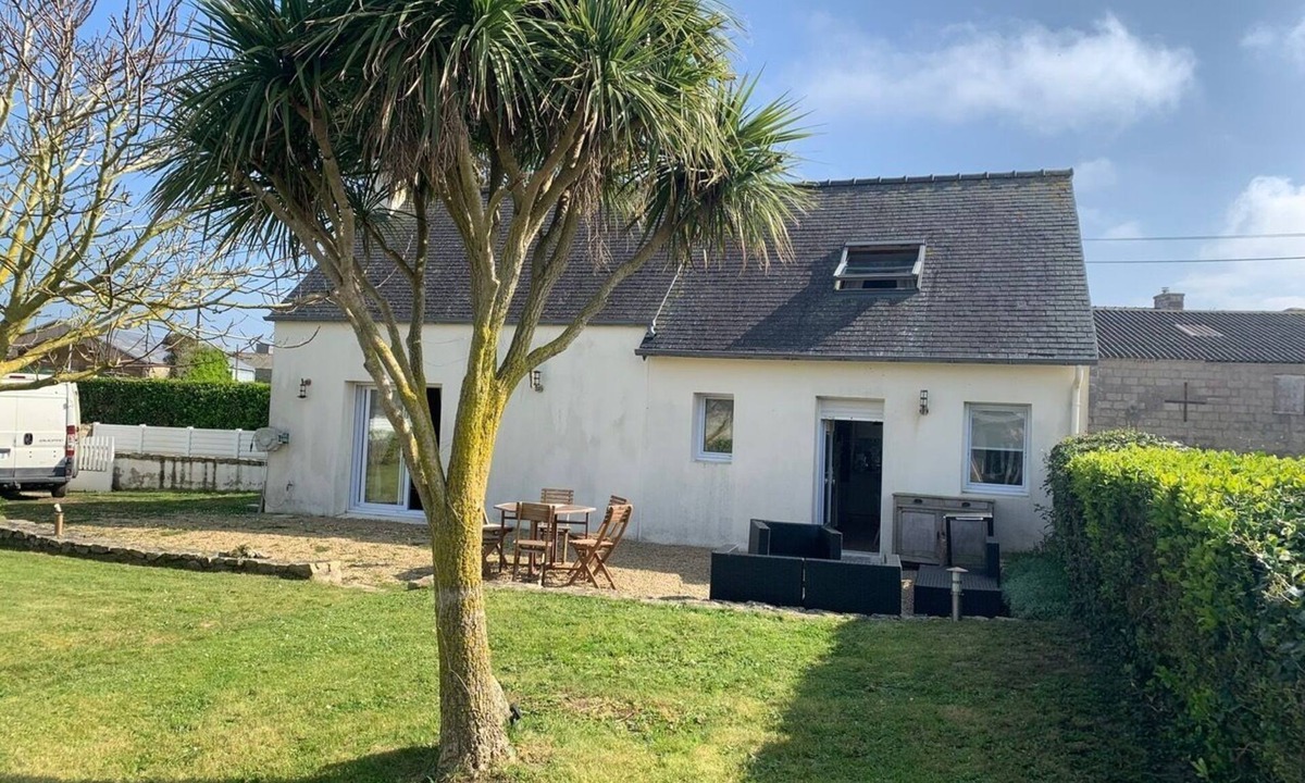 Plougoulm House | Seaside house with garden