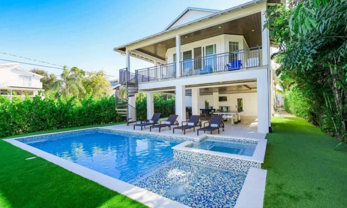 Anna Maria House | Seaside Magnolia~1 Block to Pine Ave, Heated Pool!