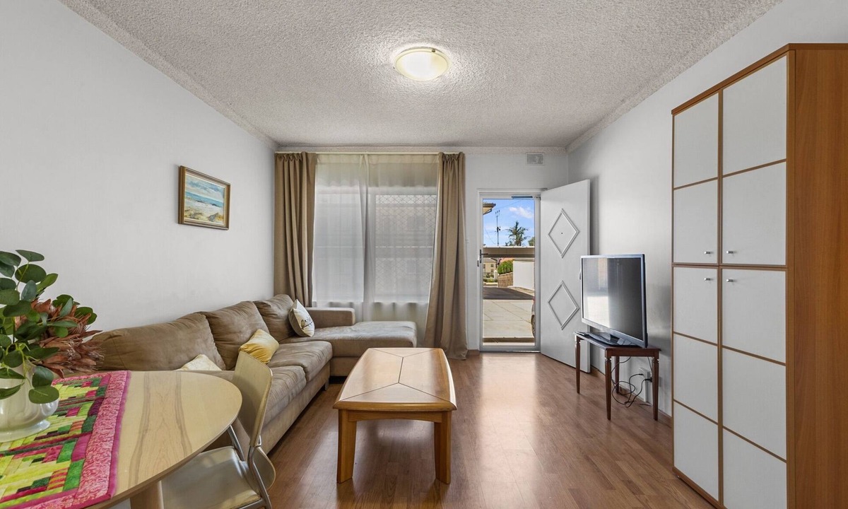 Hove Apartment | Seaside Retreat Steps from Hove Beach