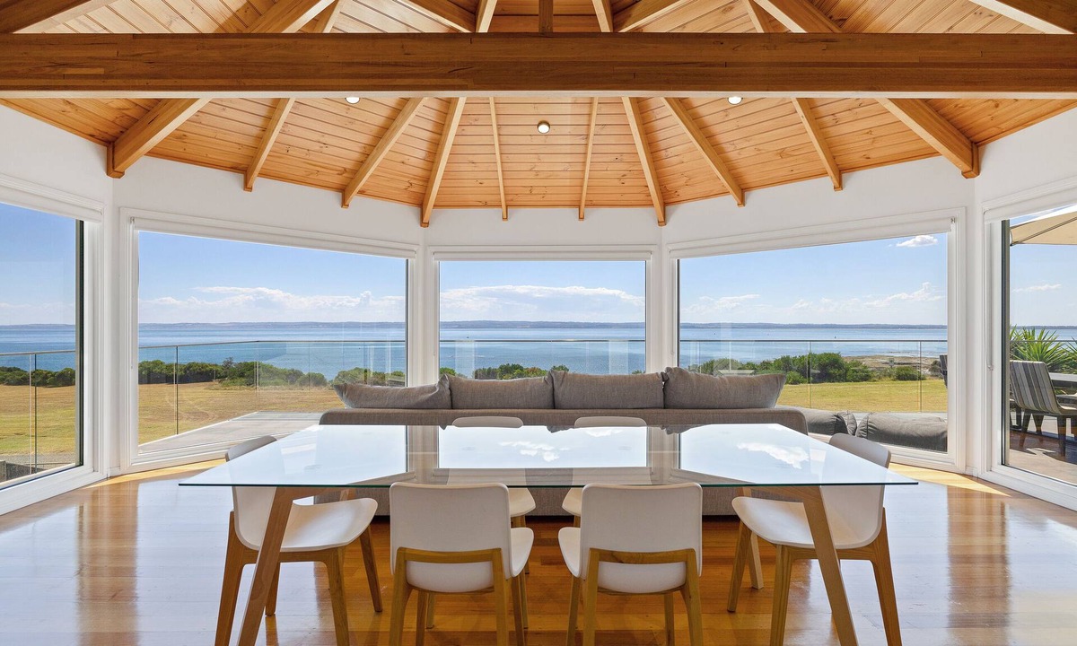 Ventnor House | Seaside Sanctuary: Pool & Beachfront - WIFI, Linen, Pool, Spa, Beachfront