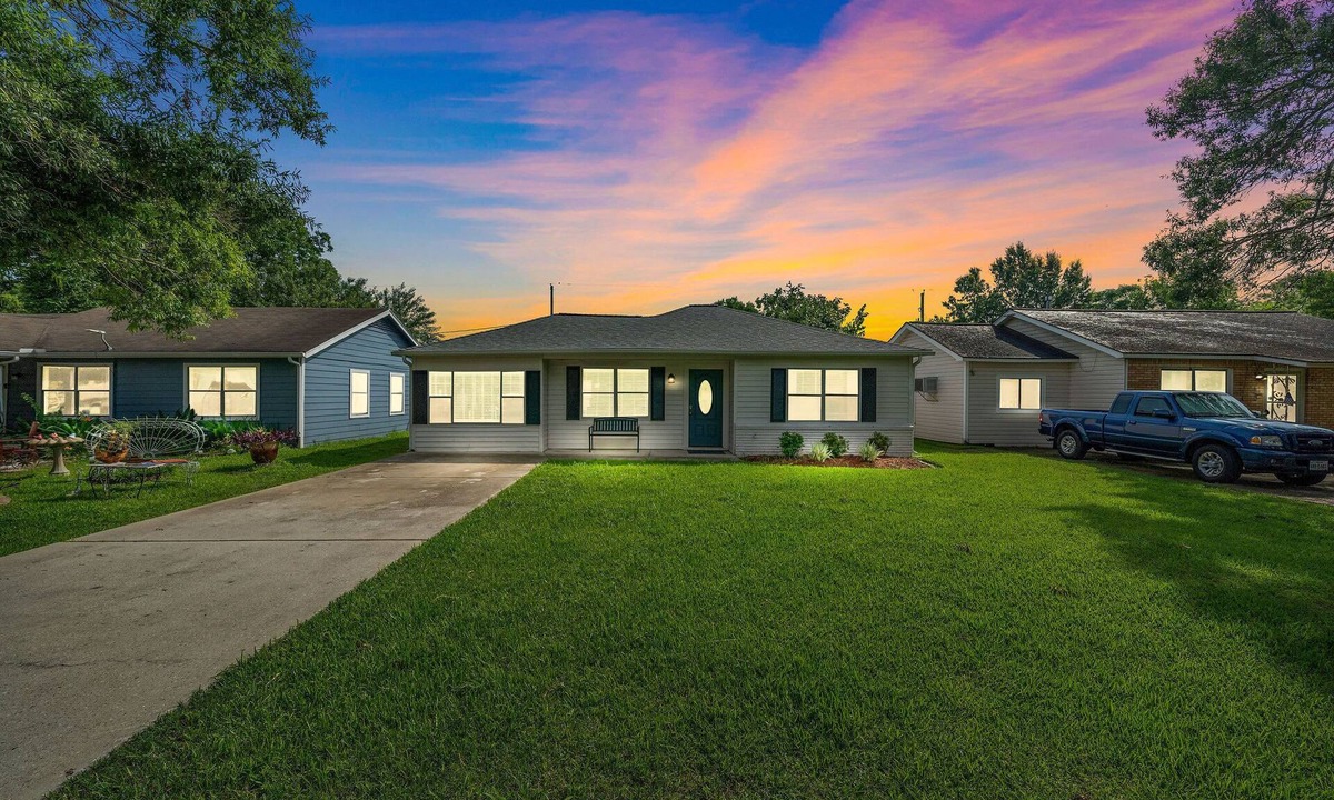 Bay Front To La Porte House | Seaside Serenity at Sylvan Beach Haven!