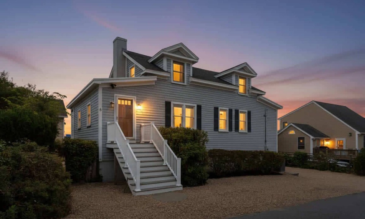 Newbury House | Seaside Serenity | Steps to Ocean, A/C & Porch