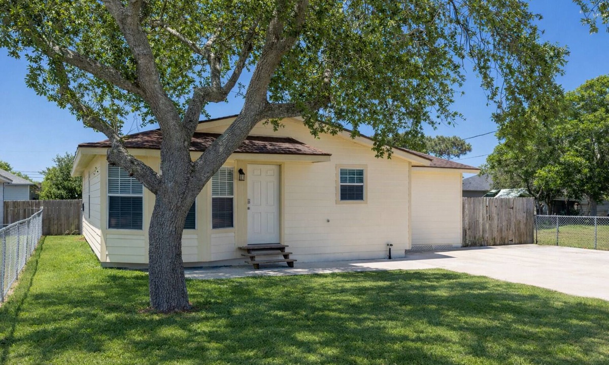 Flour Bluff House | Seaside Serenity Entire Home w/Fenced Yard Deck Near Mustang Beach HEB Walmart