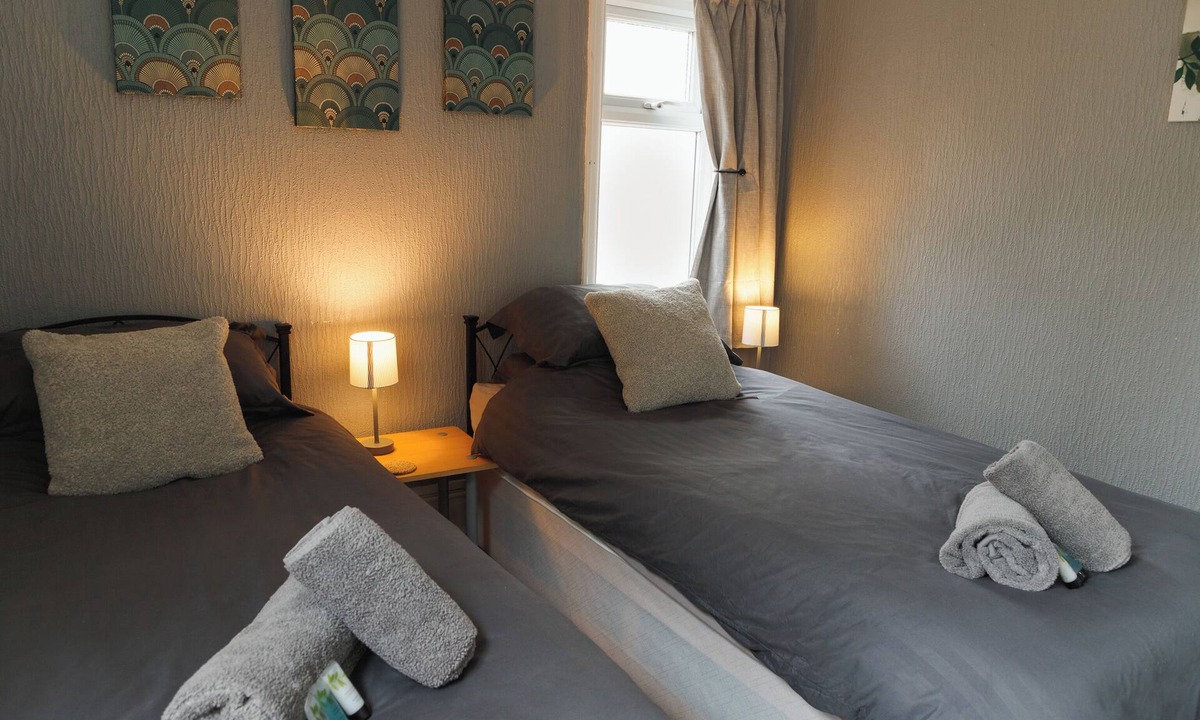Llandudno House | Seaside Solace: 2BR with Scenic Coastline Views