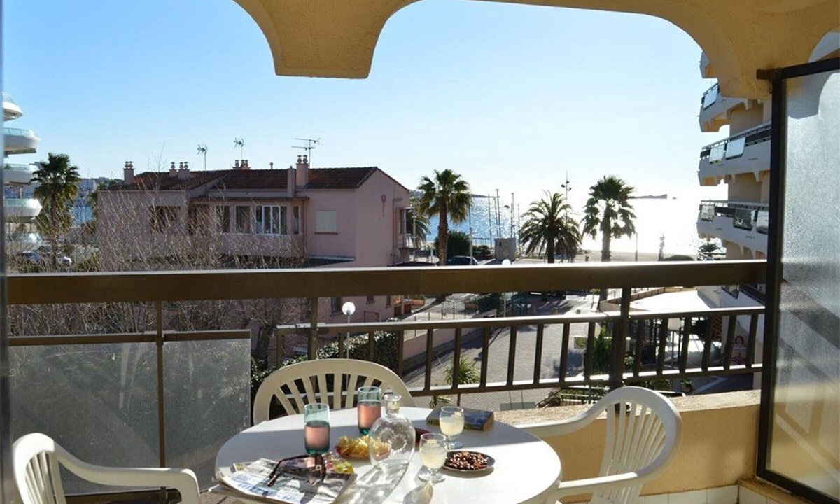 Frejus Plage Apartment | Seaside studio cabin, 4 pers, terrace, quiet residence
