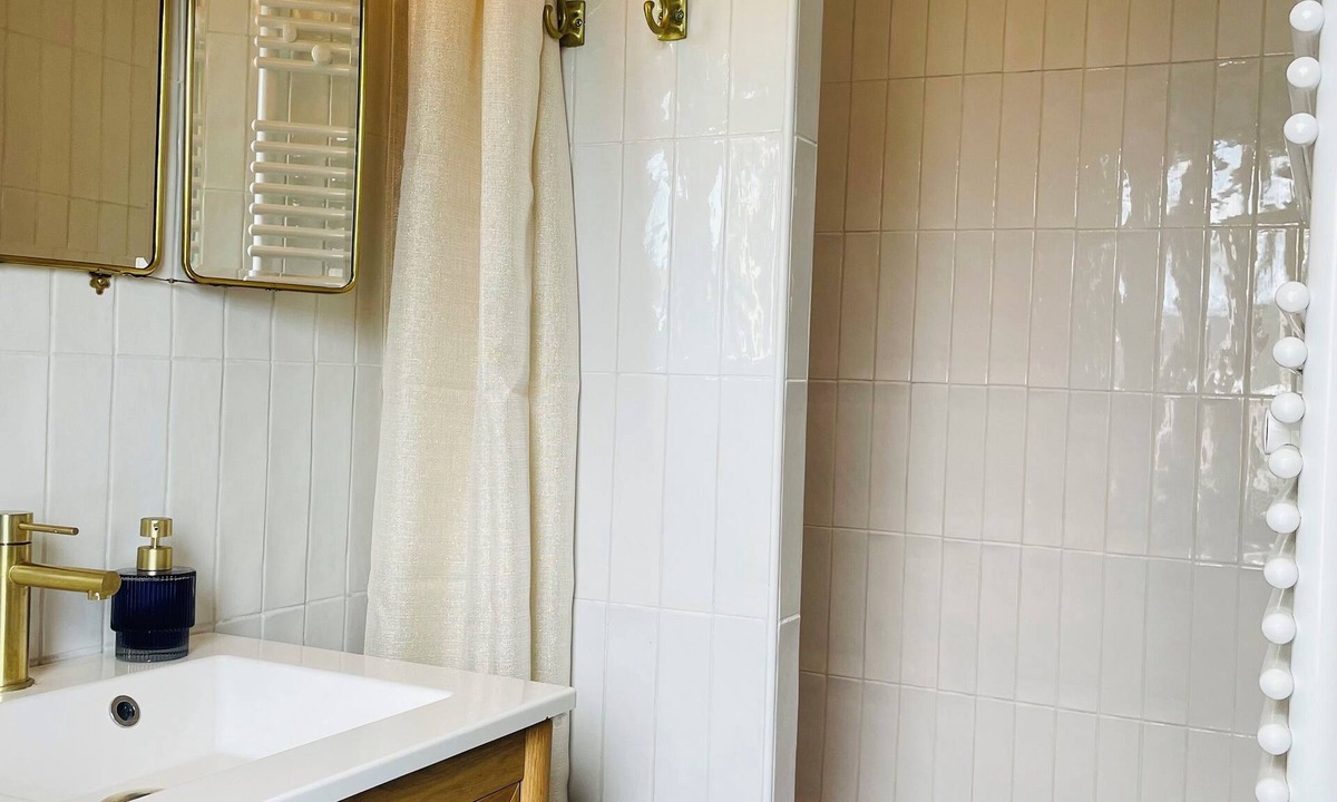 Bernieres-sur-Mer Apartment | Seaside Suite (Jacuzzi & Sauna) - 1 minute from the beach and shops