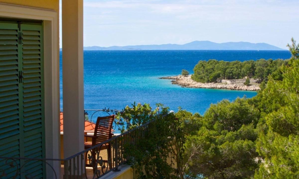 Milna (Brac) Villa | Seaside Villa 40m from the sea | Secluded Bay | Boat Mooring | Stunning Views