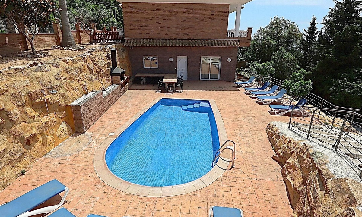 Lloret de Mar Cottage | Seaside Villa for 17: Private Pool, BBQ, 7 Bedrooms, Near Cala Canyelles