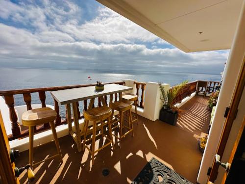 Avalon Villa | Seaside villa w balcony & pool access