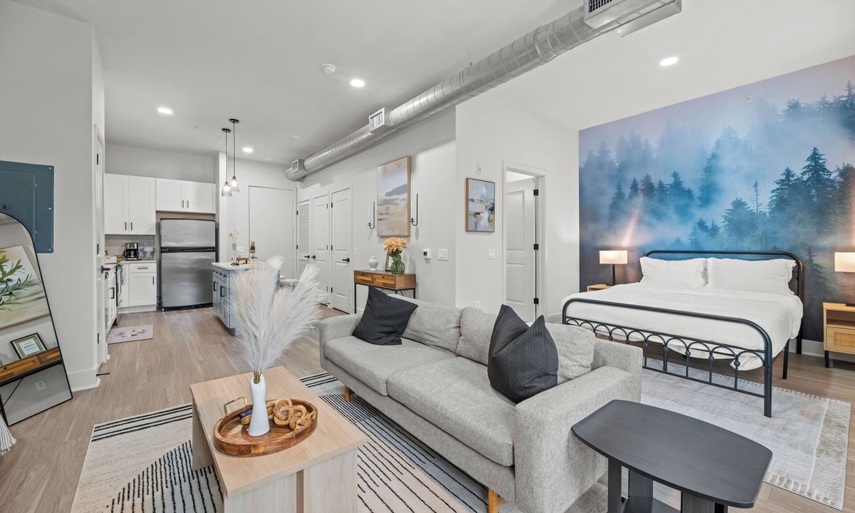 Dallas Design District Apartment | Seasonal Discount 1 BR , FREE Parking , Near AAC , Design District