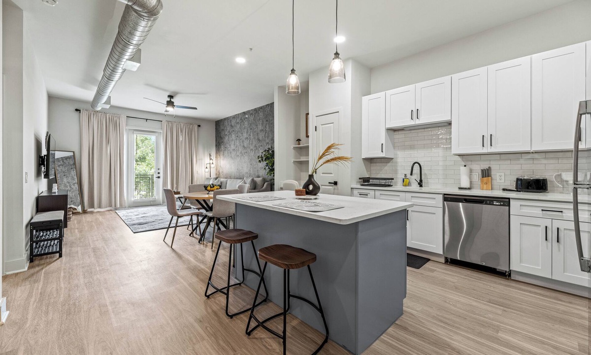 Dallas Design District Apartment | Seasonal Discount 1 BR , FREE Parking , Near AAC , Design District