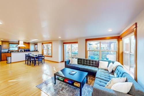 Atlantic House | Seattle Adventure & Stadium Getaway