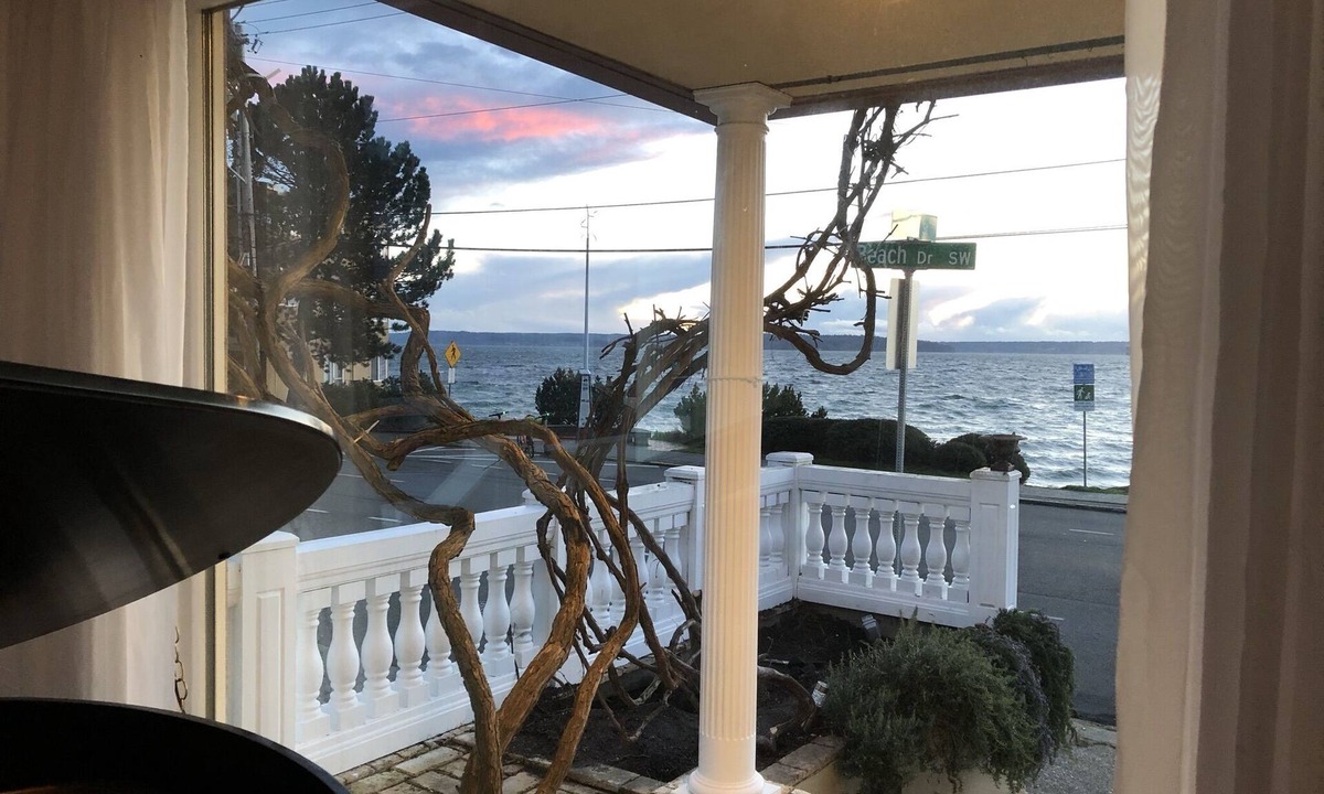 West Seattle Villa | Seattle La Rustica Luxury Waterfront Beach Villa