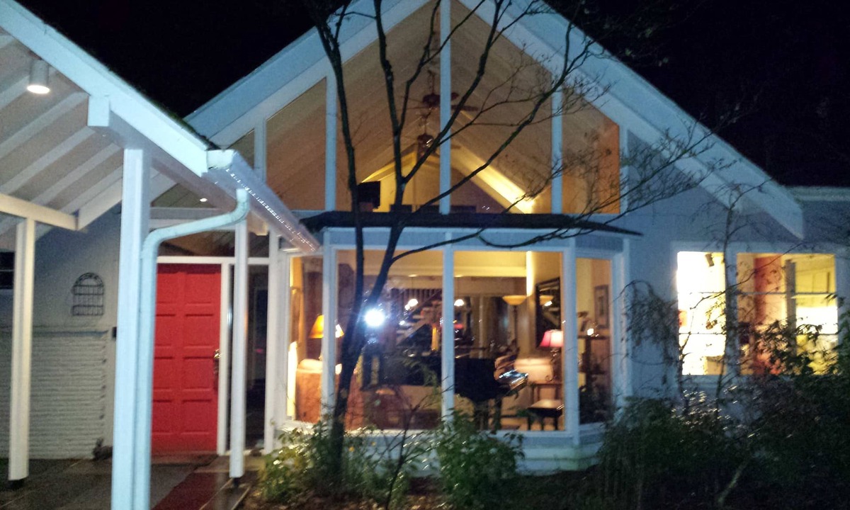 Lake Forest Park House | SEATTLE LAKE FOREST LODGE