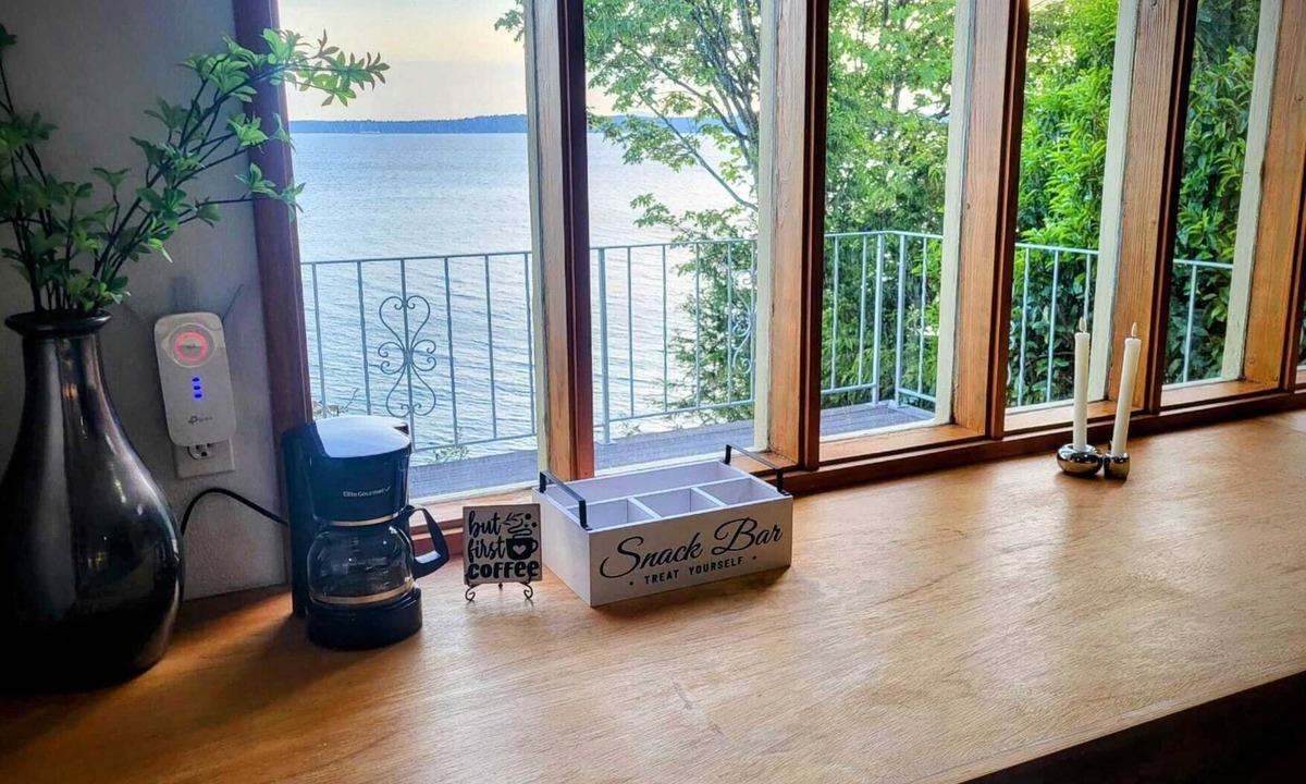 Magnolia House | Seattle Luxury Waterfront & Beach Access 2Beds