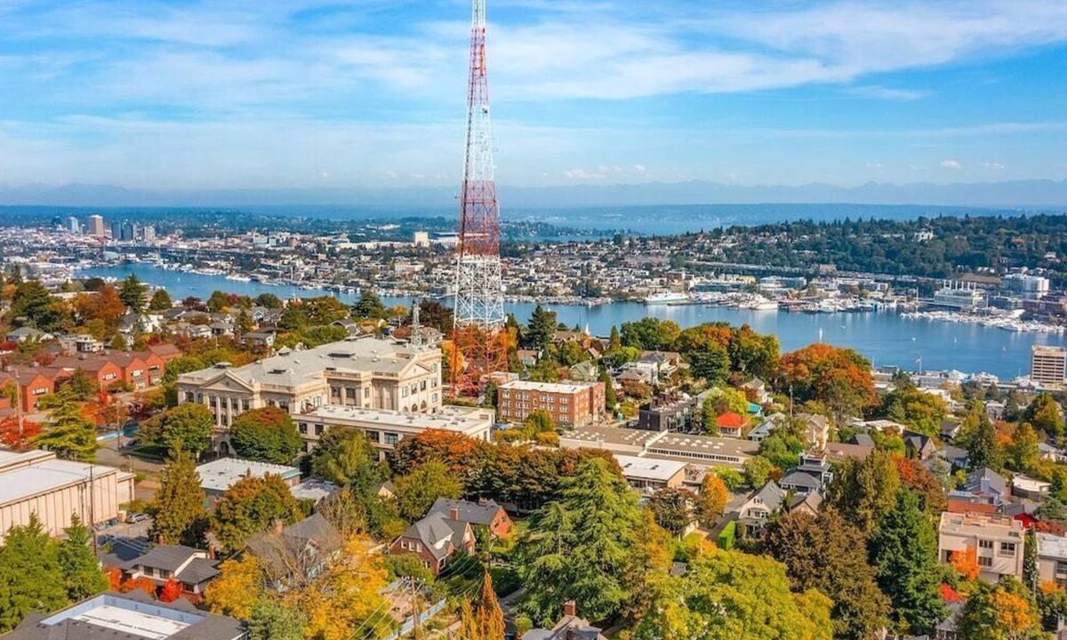 East Queen Anne Apartment | Seattle's Peach Crown - 87 Walkscore!