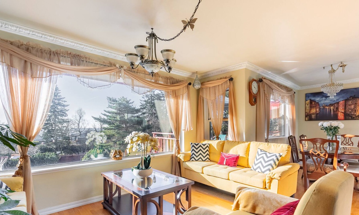 Bryn Mawr-Skyway House | Seattle's South End Gem | Pool | Hot Tub