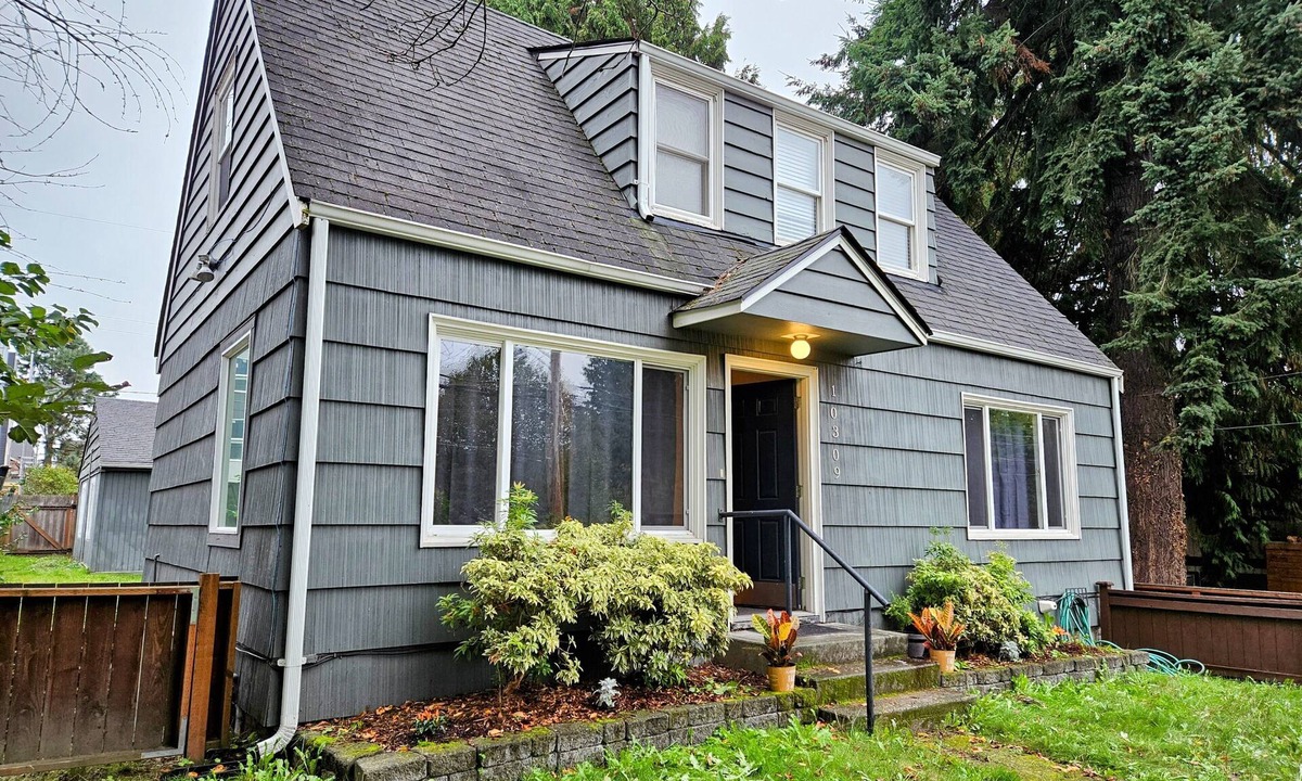 Licton Springs House | SEATTLE TIMELESS CHARM 4BR2BA, Kitchen WD