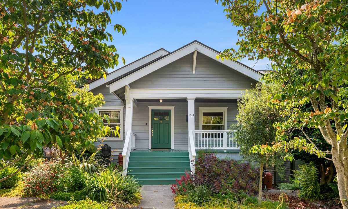 Madrona House | Seattle Vacation Home: The Campus