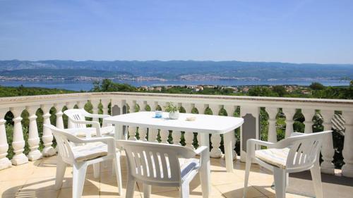 Dobrinj Apartment | Seaview Apartment with two bedrooms and pool