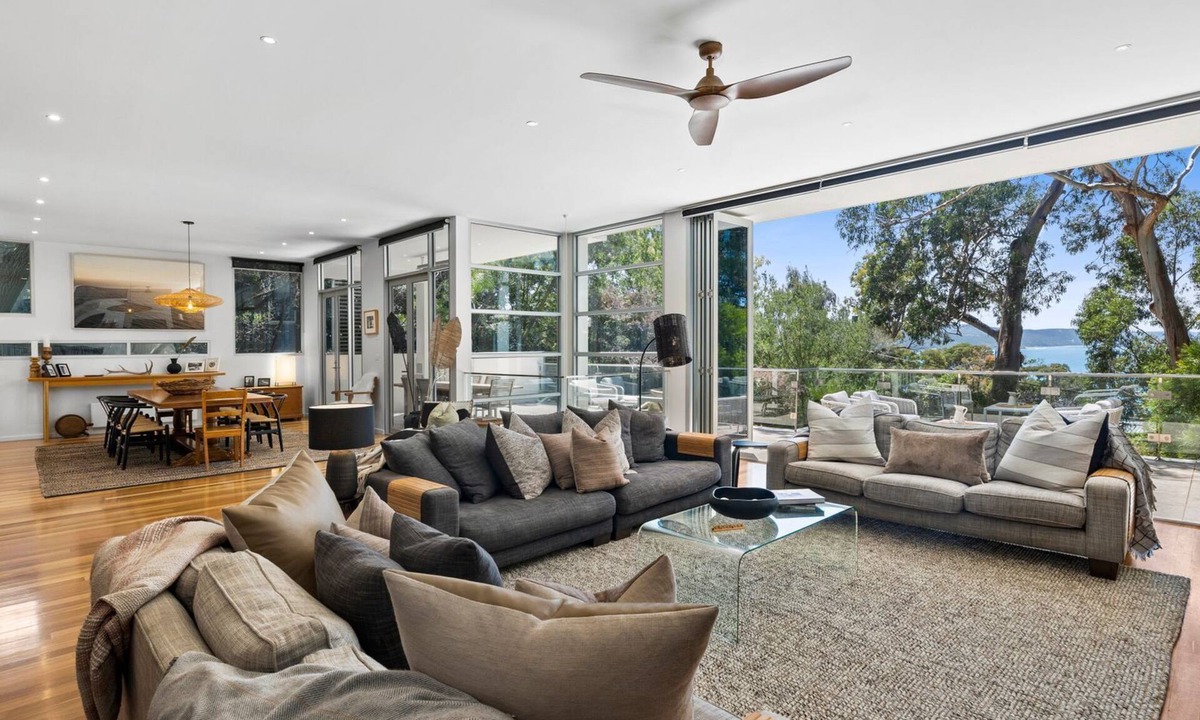 Lorne House | Seaview House - Location, space and class