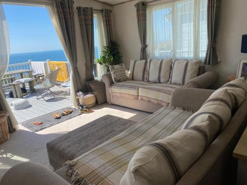 Kimmeridge Ski Chalet | SeaView Sleeps 4to6 Pet friendly Parking