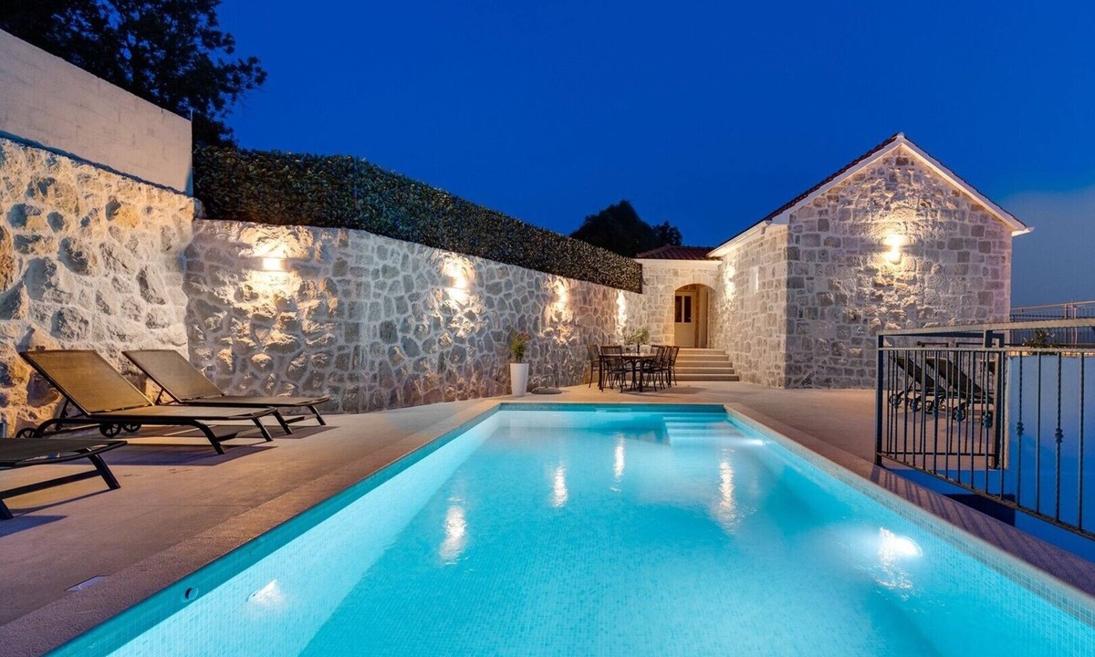 Borak Villa | Seaview Villa KING with pool 3km from sea