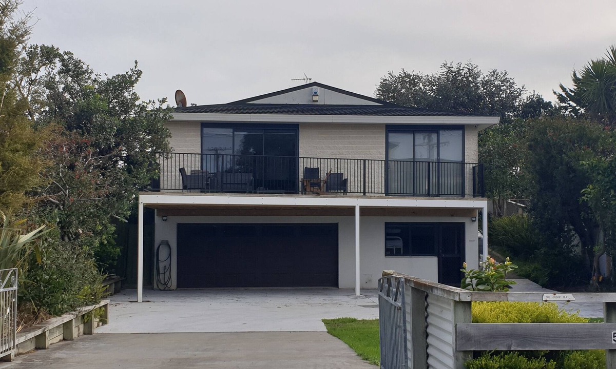Paraparaumu Beach House | Seaviews from the deck