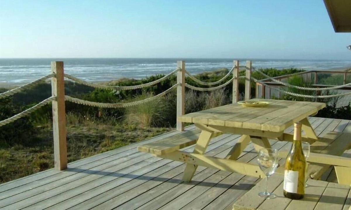 Florence House | Seaweed – 2BR beachfront home.
