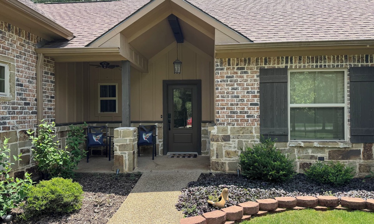 Holly Lake Ranch House | SECaT Retreat: Secluded 3-bedroom house in welcoming Holly Lake Ranch with AC
