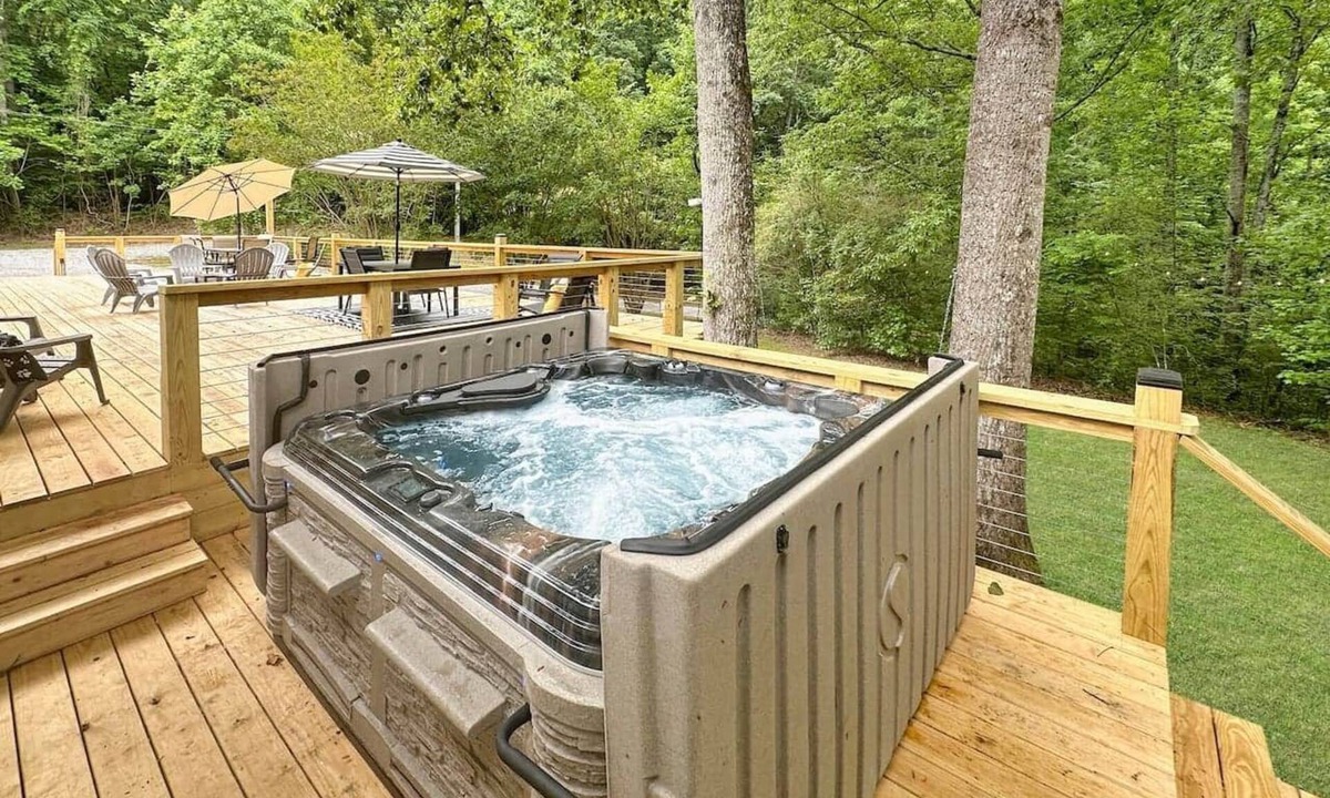 Trenton House | Secluded 10-acre villa, sleeps 18, hot tub!
