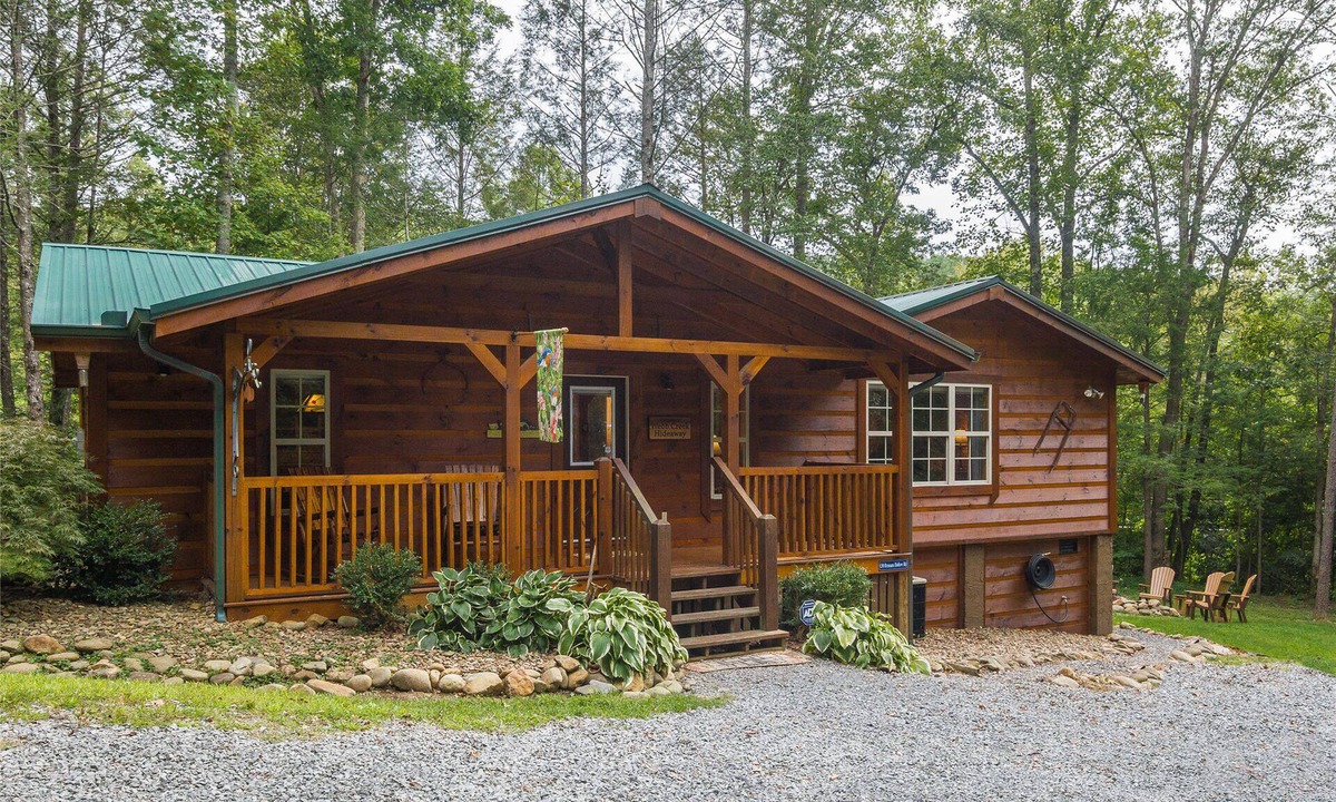 Gatlinburg Cabin | Secluded 2 Bed, Hot Tub, Pool Table, Fire Pit. Perfect Spring Break Getaway!
