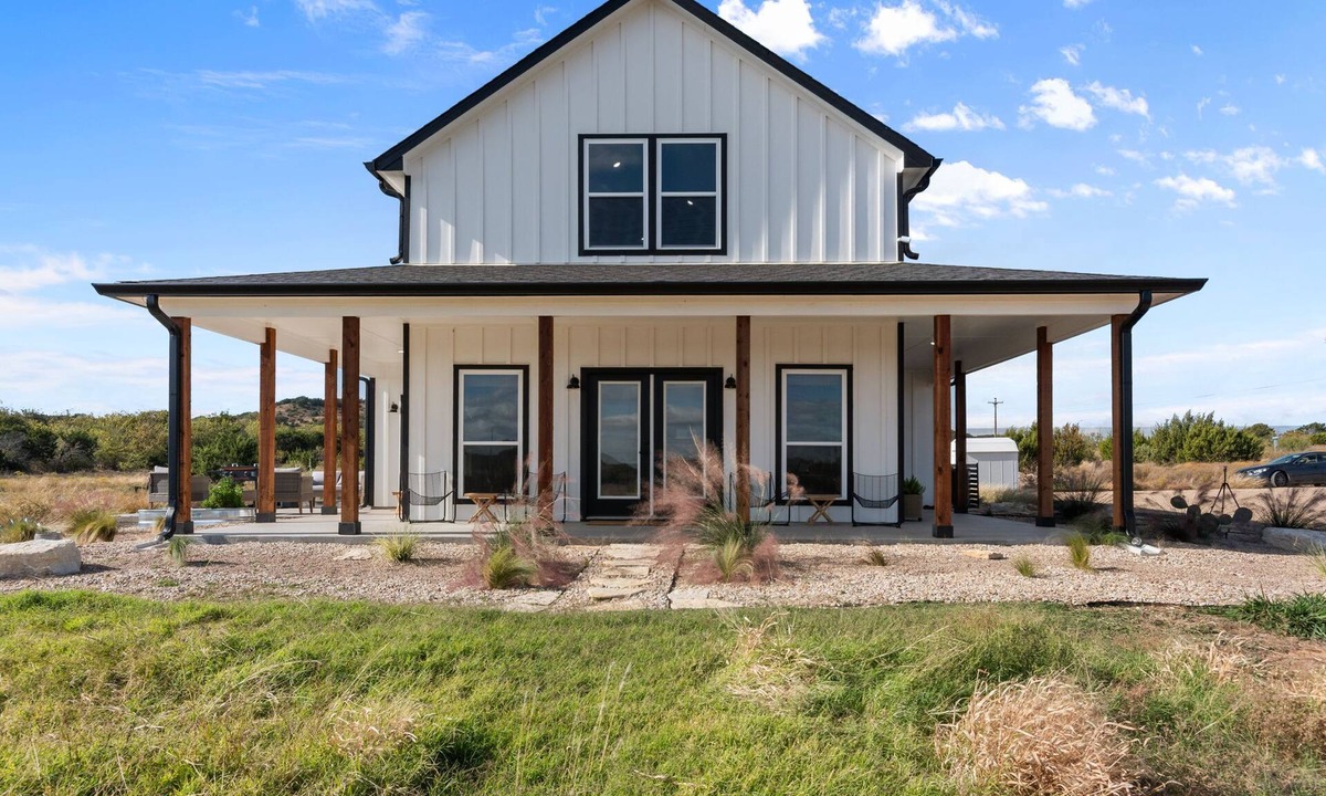 Glen Rose House | Secluded 3-Bed 3-Bath Modern Farmhouse with Pickleball Firepit and Patio