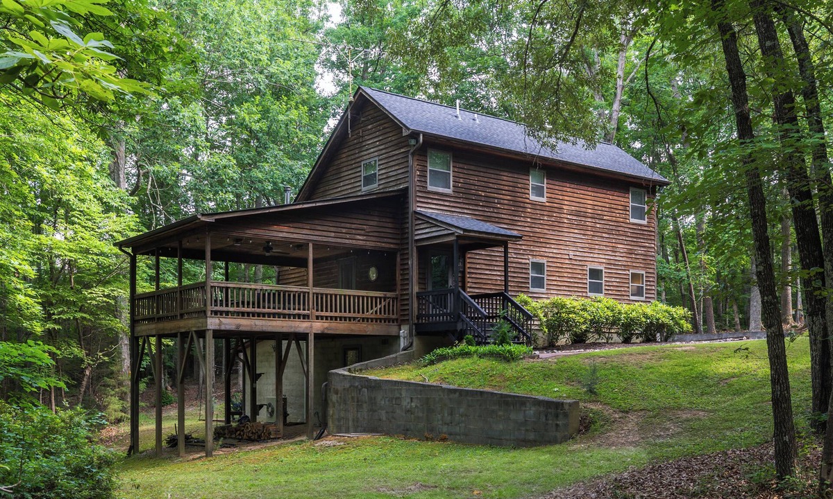 Burlington House | Secluded 3 BR 2.5B Retreat on Lake & 10 Acres near Elon University