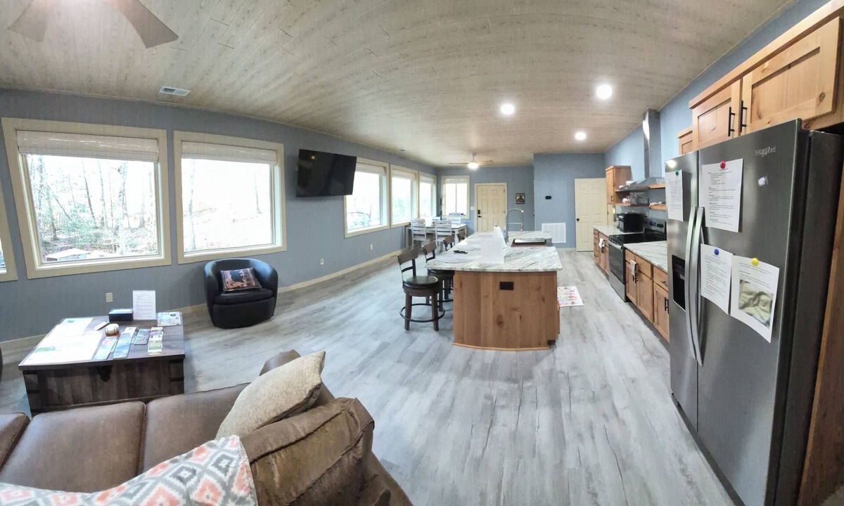 Murphy House | Secluded 43-Acre Woodland Run