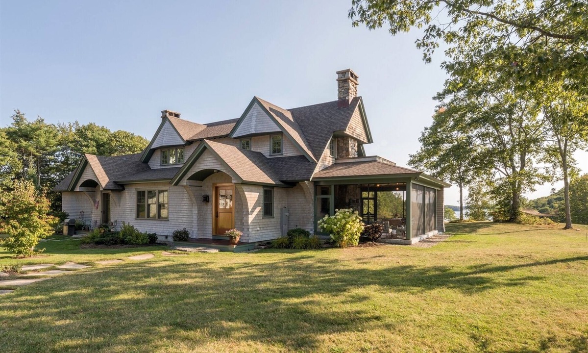 Edgecomb House | Secluded and Majestic Waterfront Family Compound