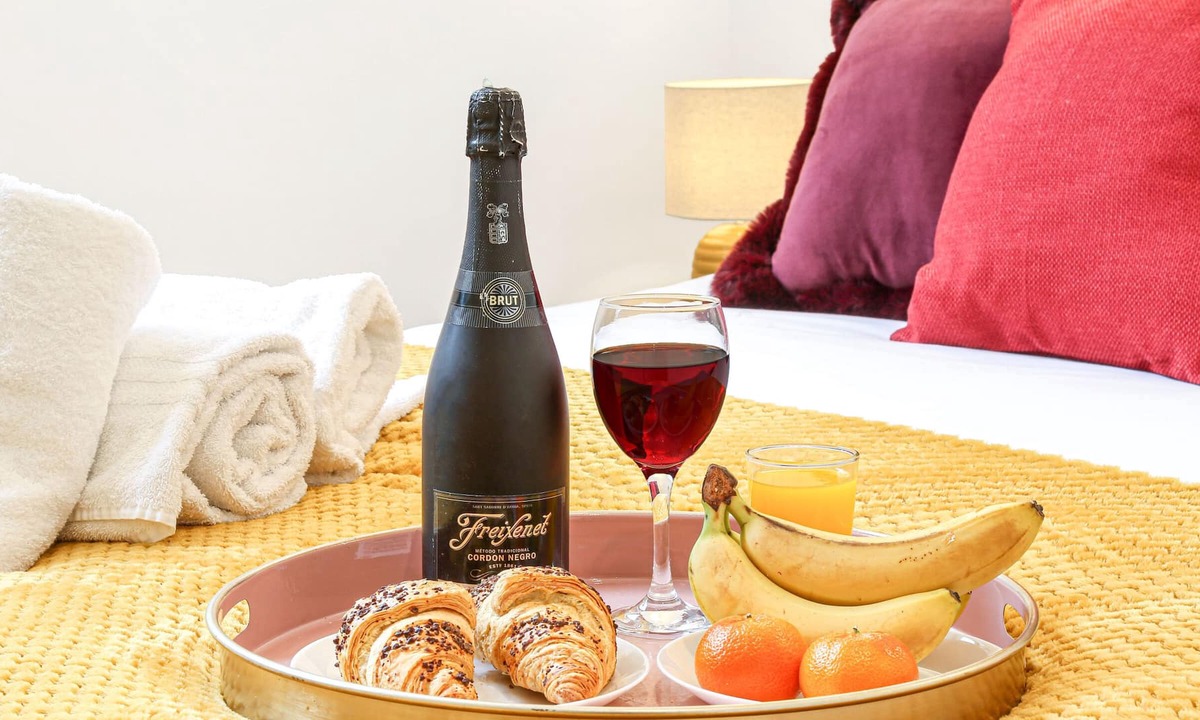 Great Linford Apartment | Secluded and Spacious Apartment in Private Complex