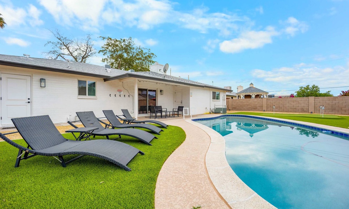 Newcastle Village House | Secluded Backyard| Private Pool & Fireside Comfort